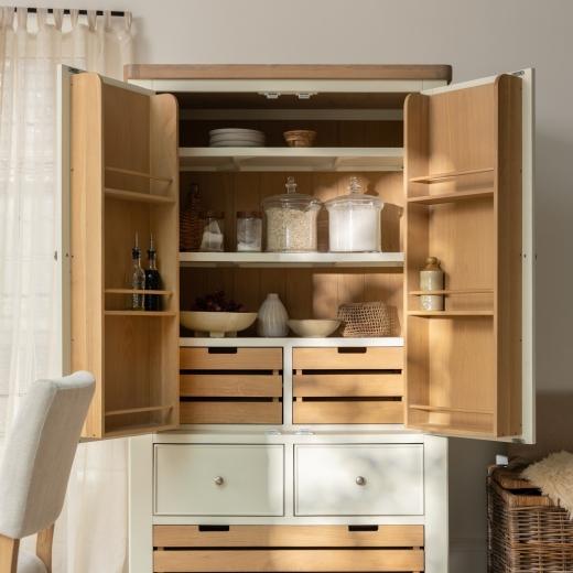A little bit of countryside charm, with a lot of practical storage 🤍 Our Burford Larder Unit has b...